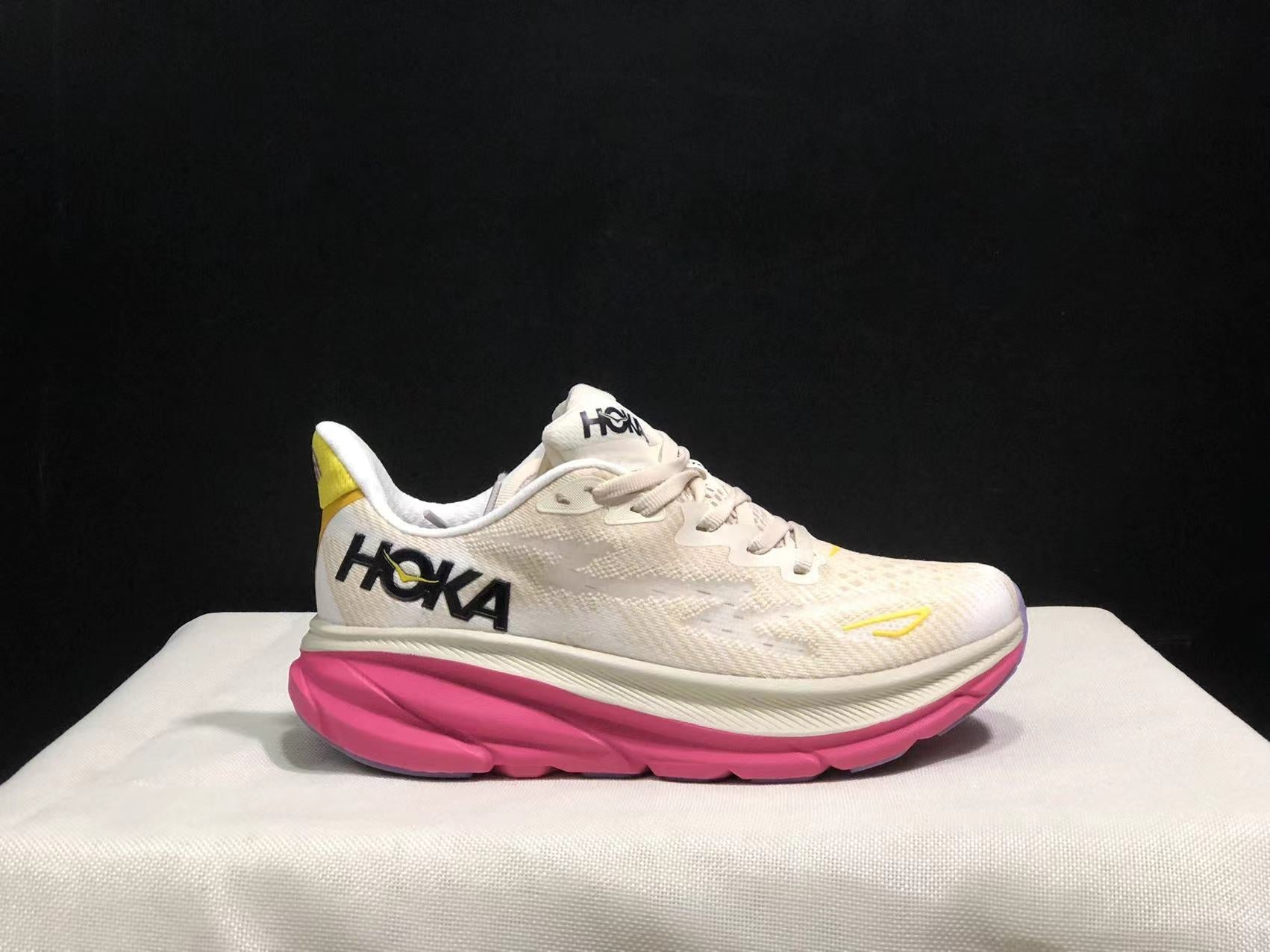 Hoka Clifton 9 'Beige-Pink'